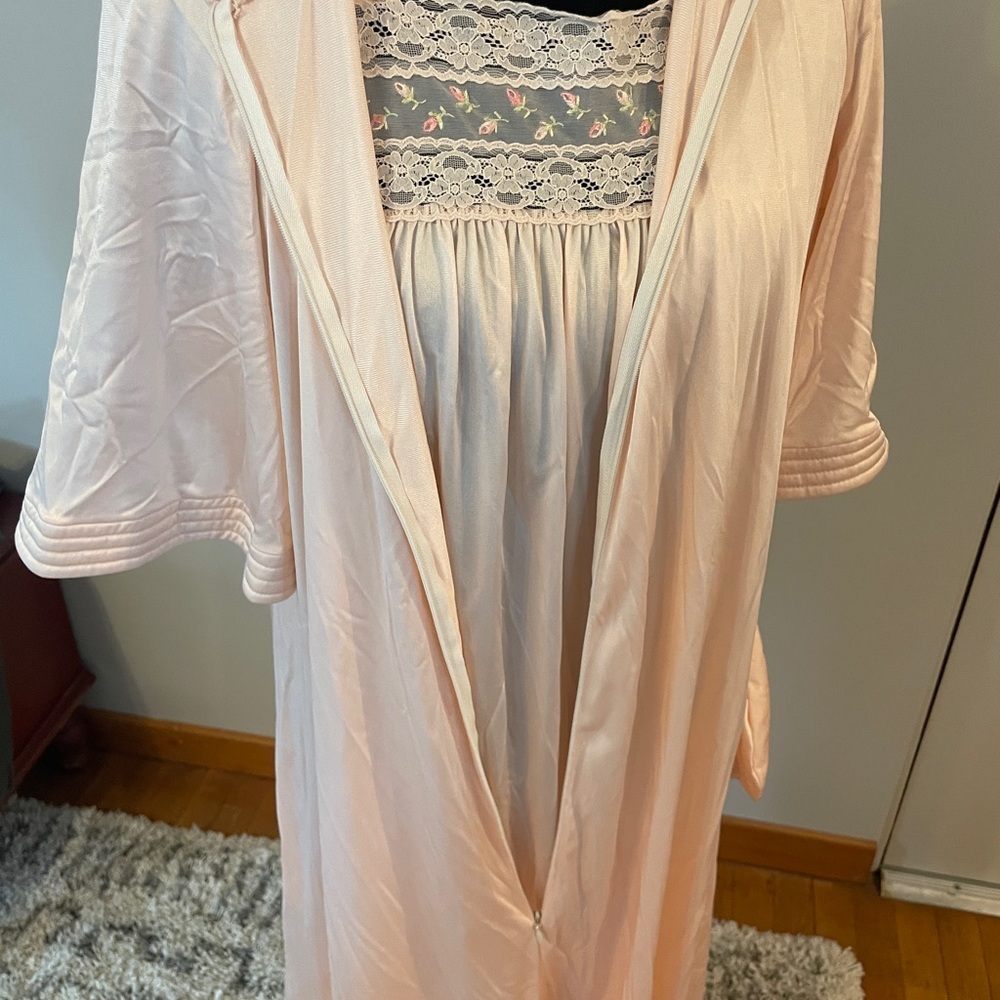 Vintage 2 piece Vanity Fair Cream Lace Trim Lingerie Nightgown and Robe - Picture 3 of 12